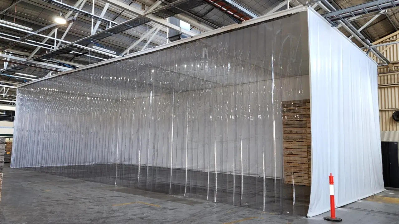Cortina de PVC em tiras instalada
